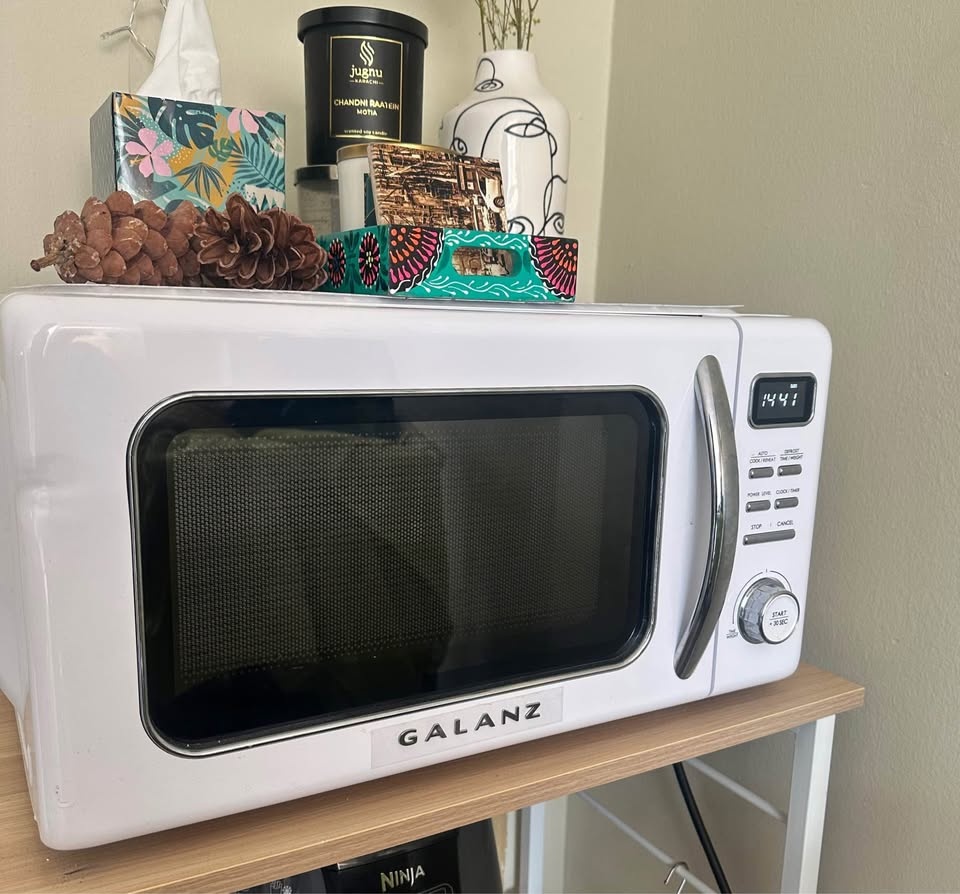 Galanz Retro 1000W 1.1CuFt Microwave Oven - White - photo 2