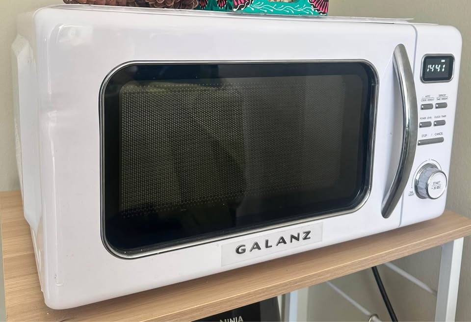 Galanz Retro 1000W 1.1CuFt Microwave Oven - White - photo 3