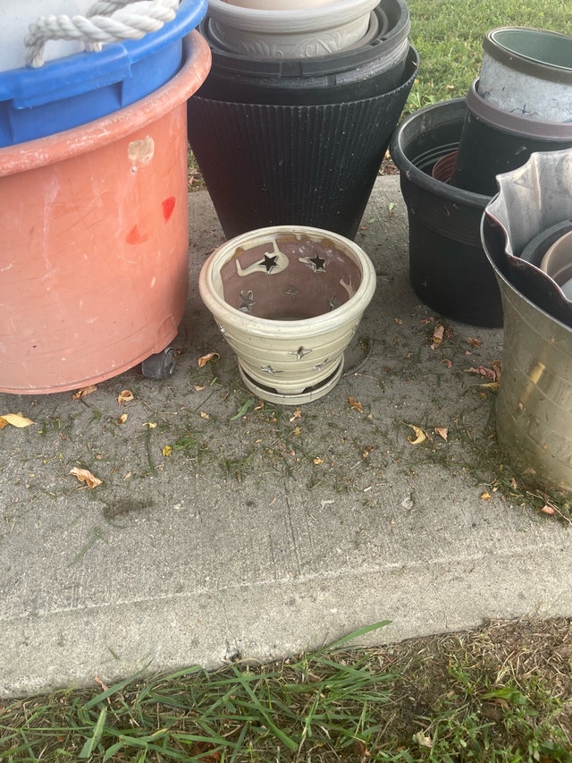 30 Assorted Plastic Planters$1 each - photo 2