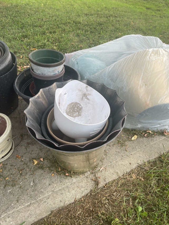 30 Assorted Plastic Planters$1 each - photo 3