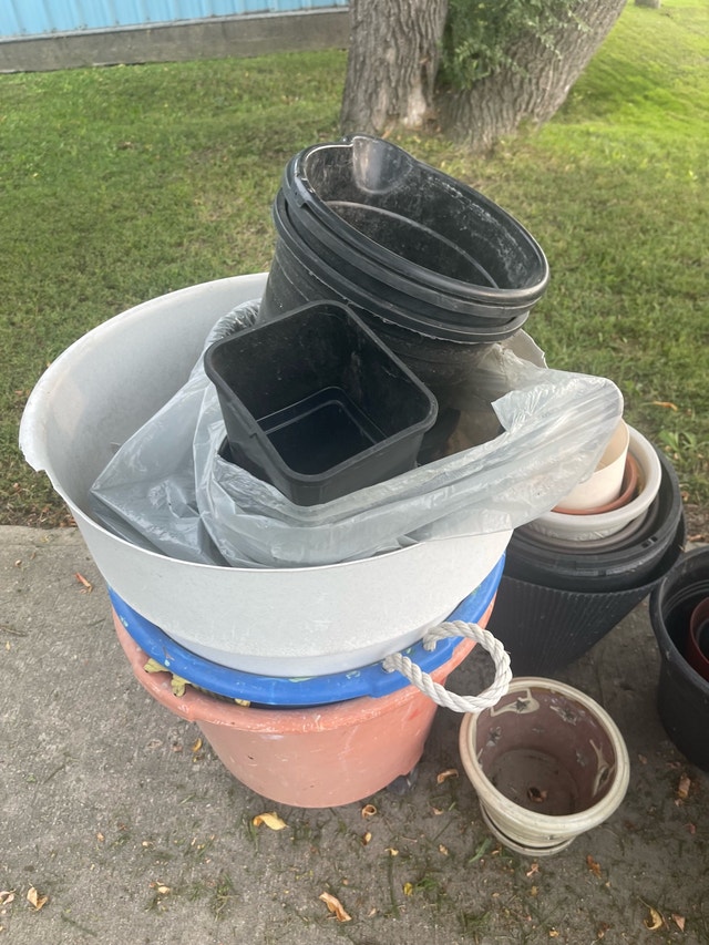 30 Assorted Plastic Planters$1 each - photo 4