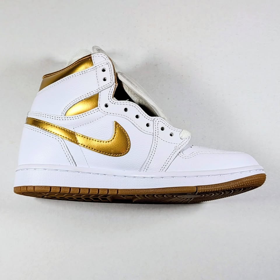 Air Jordan 1 Metallic Gold Women's Size 6 Left Shoe - photo 2