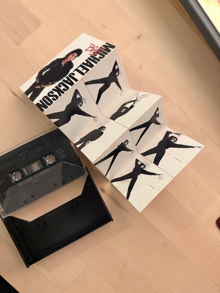 Two Michael Jackson Classic Cassettes - photo 3