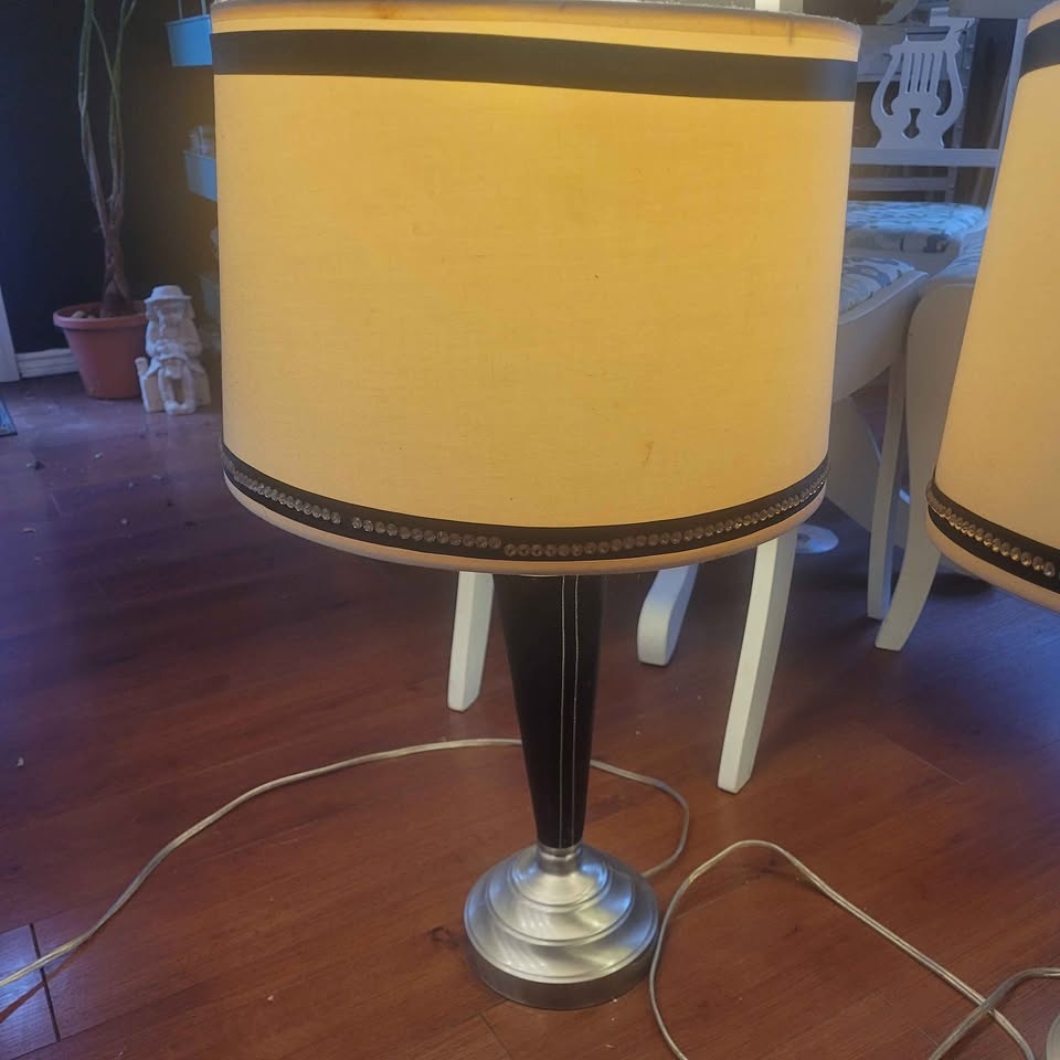 Pair of lamps black and silver base with big shades - photo 3
