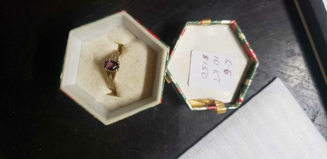 Dainty Emerald Amethyst Purple 10 kt Gold Ring Size 5.5 -6