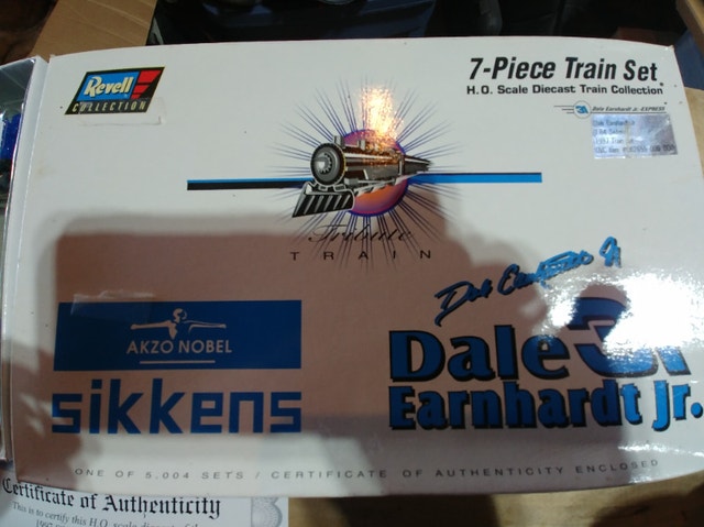 New Dale Earnhardt Jr Express Die cast Collector H.O. Train set - photo 4