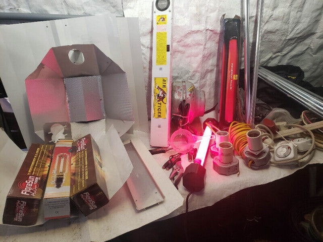 Indoor Garden Lot: Bulbs, Ballasts, Tent, Blower - photo 4