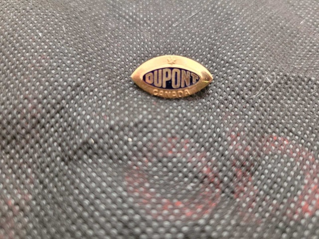 Vintage 10 kt Yellow DUPONT CANADA PIN BROOCH - photo 2