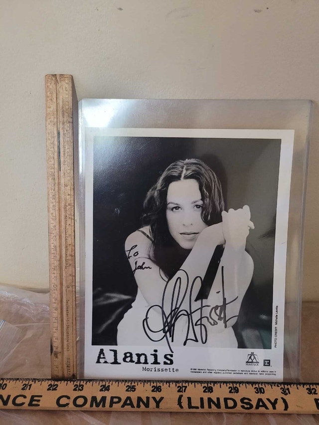 Alanis Morissette 8" X 10" Photo Poster Autograph Signed To John - photo 2