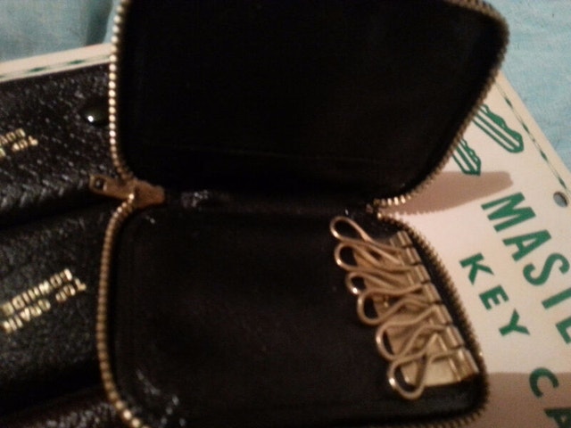 Vintage Leather Key Chain Cases Store Display - photo 5