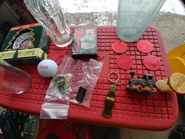 16 Coke Piece Cooler Keychain Pin Train Lot - photo 2