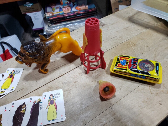 4 Vintage Toys Cap Rocket Jimmy Tin Car Puzzle Lion Water pistol - photo 3
