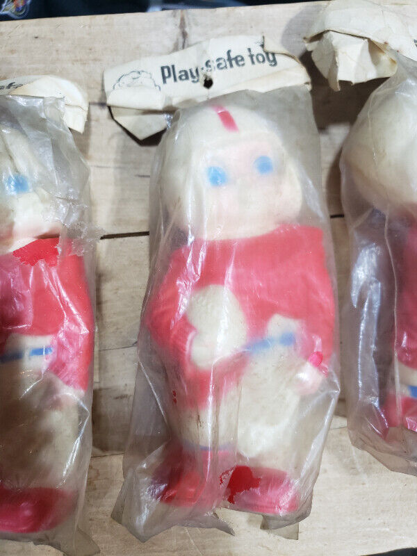 3 New Vintage Squeaky Plastic Football players - photo 2