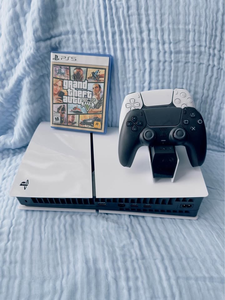 Moving Out Sale – PS5 Disc Edition Bundle - photo 3