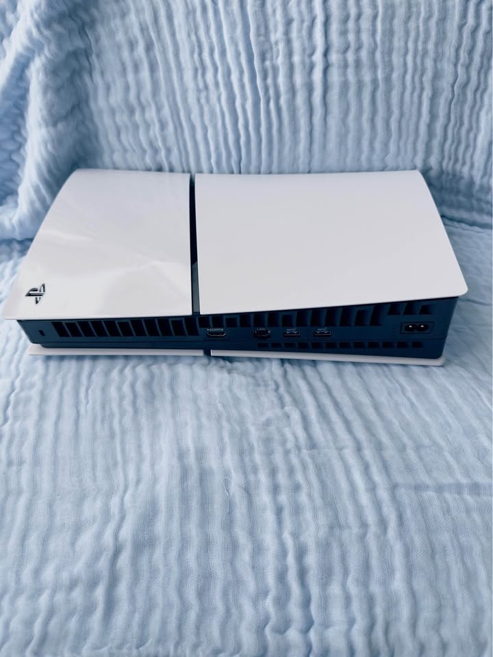 Moving Out Sale – PS5 Disc Edition Bundle - photo 4