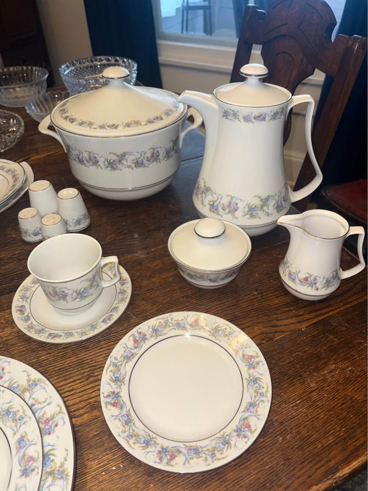 12 Piece Porcelain Set with Crystal & Glass Wear - photo 4