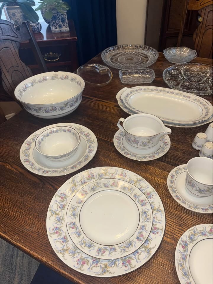 12 Piece Porcelain Set with Crystal & Glass Wear - photo 5