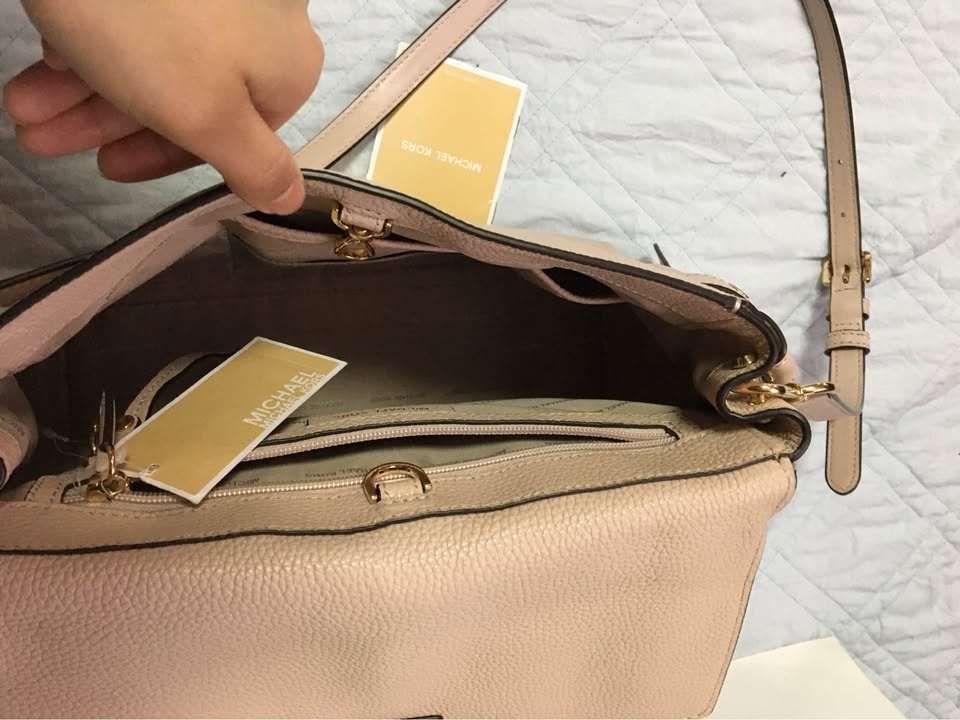 Michael kors soft pink studded handbag - photo 2