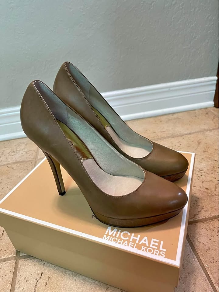 Michael Kors York Pump Dark Mushroom Leather Shoes Size 8