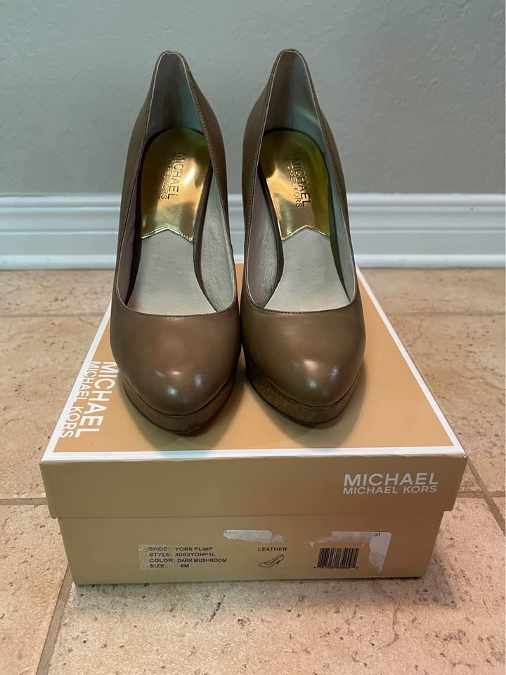 Michael Kors York Pump Dark Mushroom Leather Shoes Size 8 - photo 2