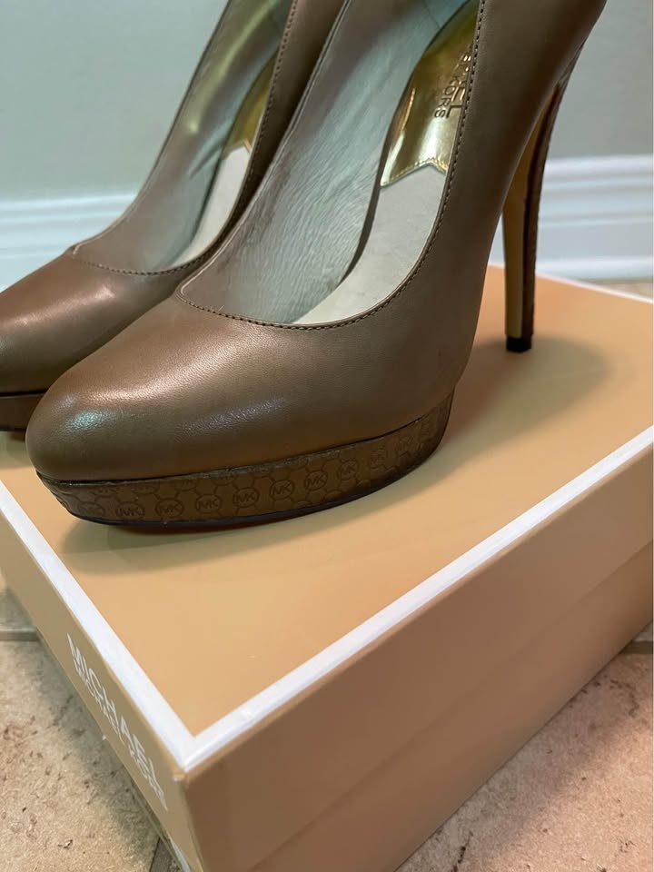 Michael Kors York Pump Dark Mushroom Leather Shoes Size 8 - photo 3