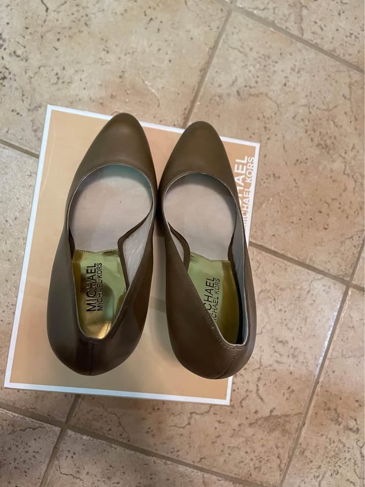 Michael Kors York Pump Dark Mushroom Leather Shoes Size 8 - photo 5
