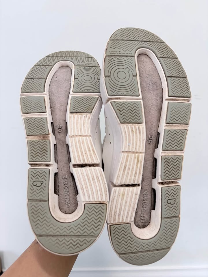On Running 'The Roger Advantage' Women's White Sneaker (US W8.5) - photo 5