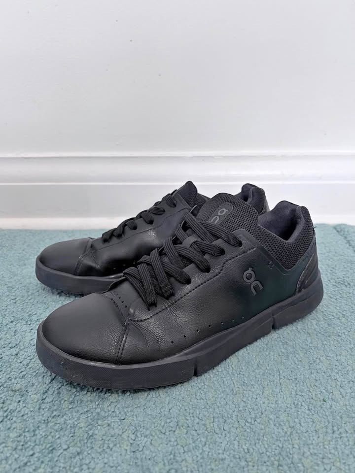 On Running "The Roger Advantage" All Black - Size US 8