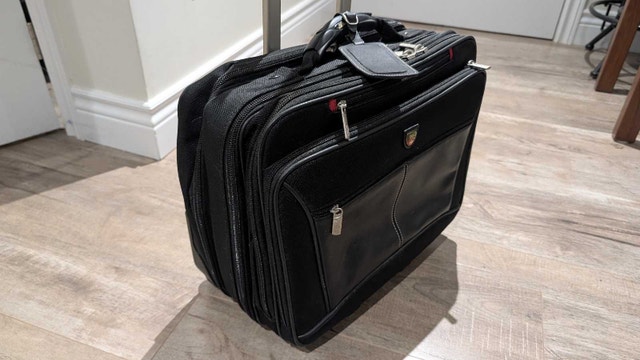 Roots Laptop Roller Bag  **** LIKE NEW ***