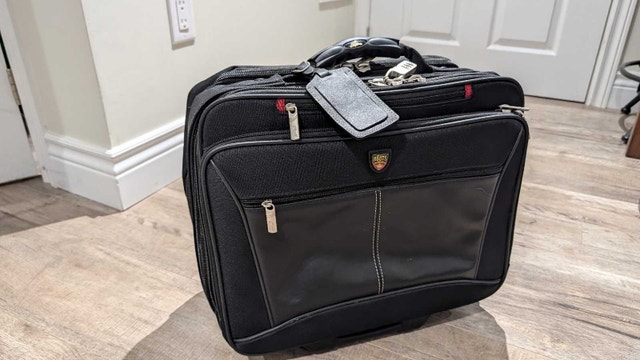 Roots Laptop Roller Bag  **** LIKE NEW *** - photo 3