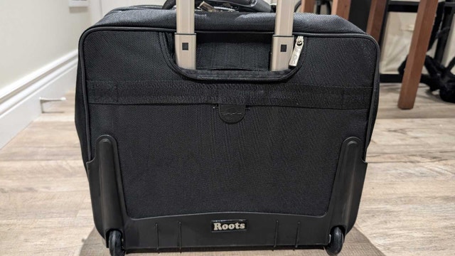 Roots Laptop Roller Bag  **** LIKE NEW *** - photo 5