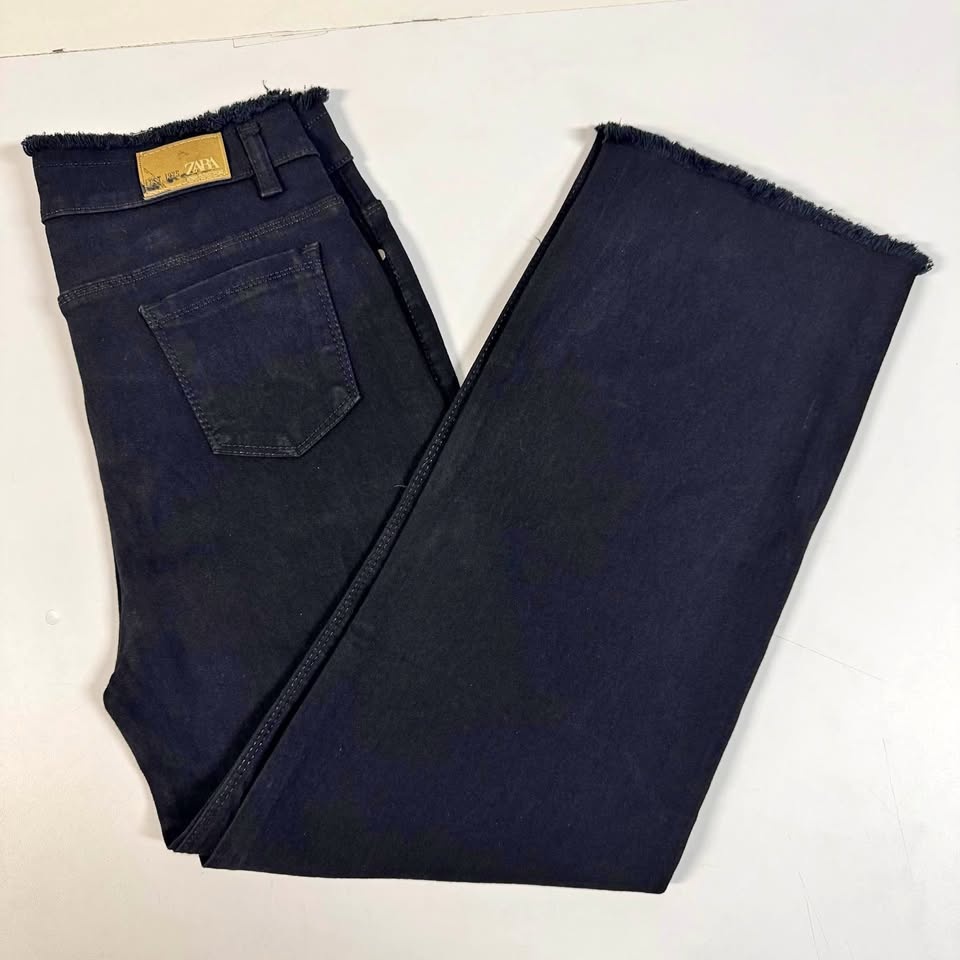 ZARA Woman’s Black Raw Hem Jeans – Size 32