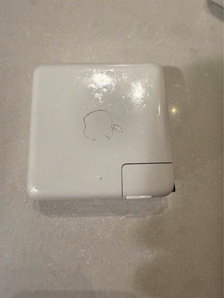 Apple 96W usb-c power adapter (macbook)