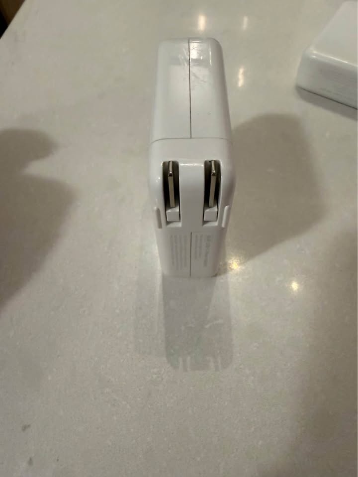 Apple 96W usb-c power adapter (macbook) - photo 2