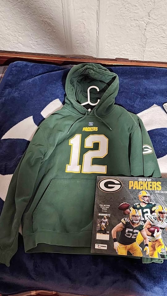 Green Bay Packers Hoodie (Plus FREE Packers Calandar)