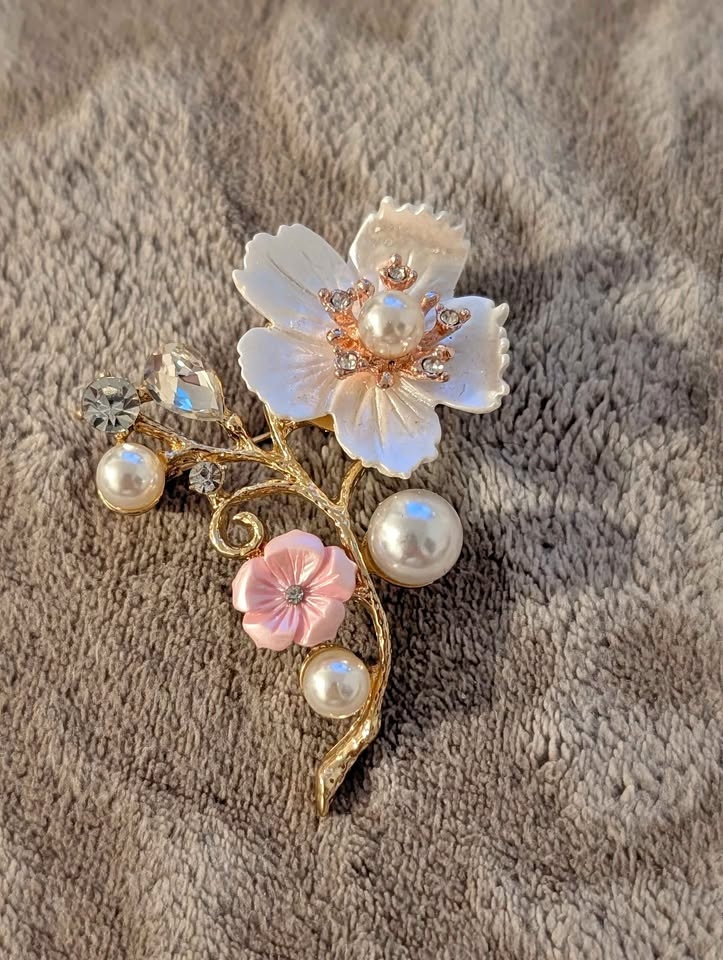 Blossom brooch