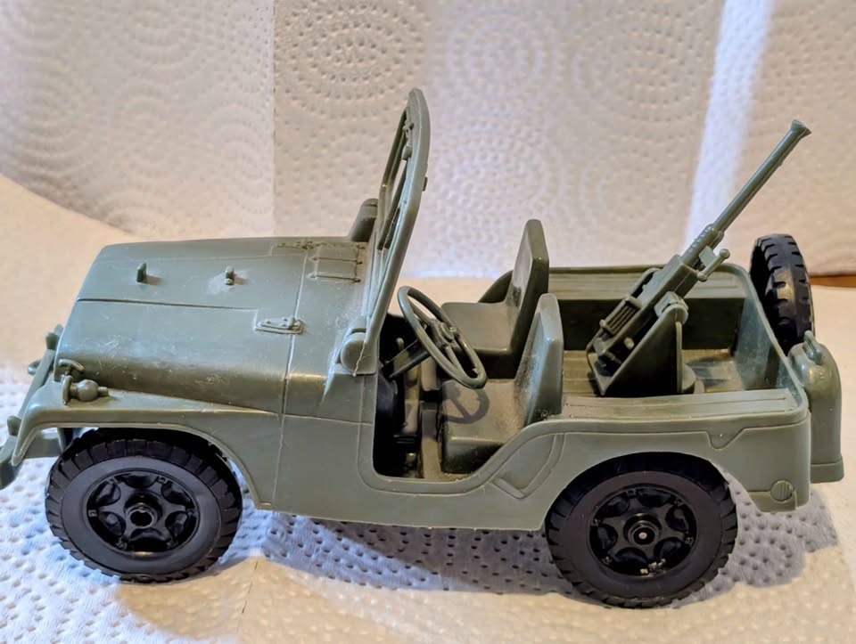 Vintage Willy's Army Jeep with Gun and 2 Soldiers - photo 2