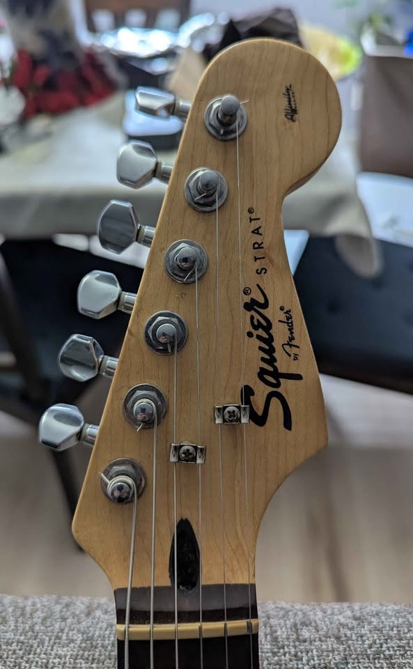 2011 Indonesian Squire Stratocaster - photo 2