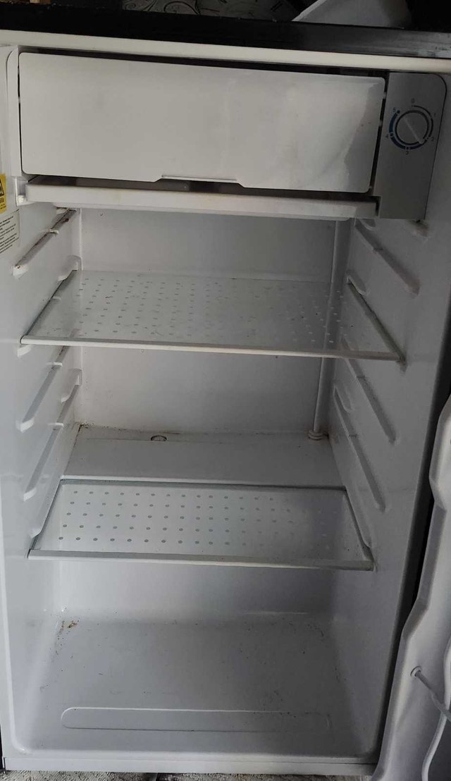 RCA Mini Bar Refrigerator - photo 3