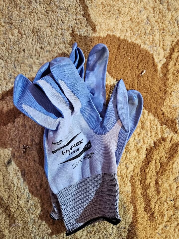 Summer gardening gloves