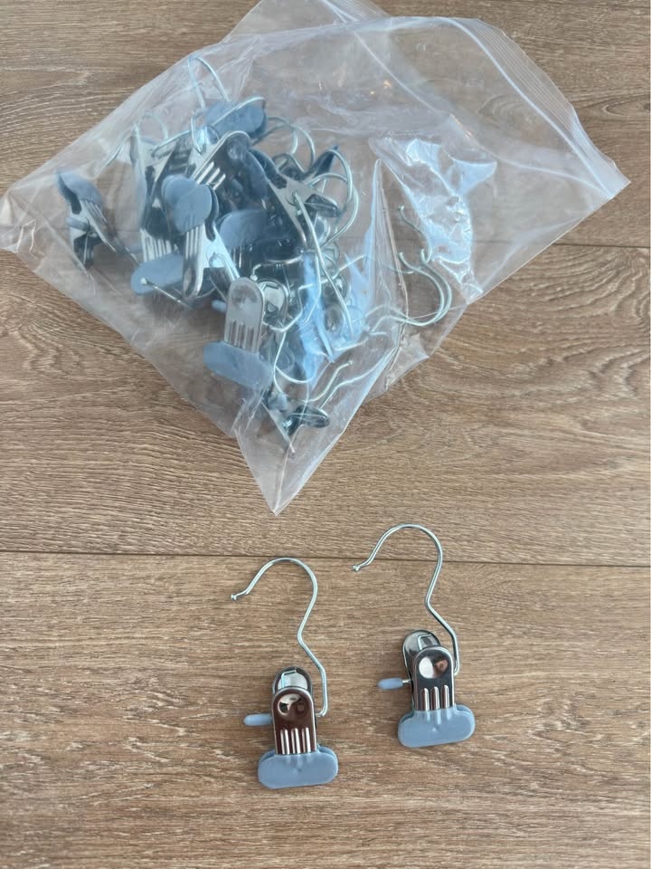 Lightweight sturdy hangers and clips with cat tote - photo 3