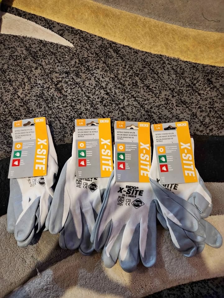 Moving sale - Summer gardening gloves (4 pairs)