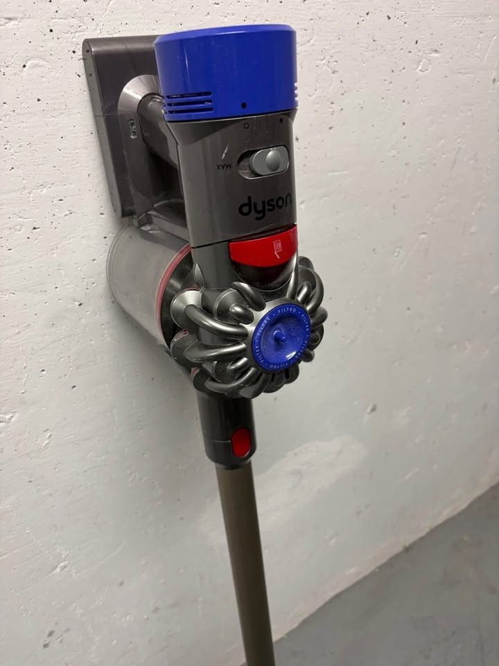 Dyson V7 Motorhead Cordless Stick Vacuum - photo 3