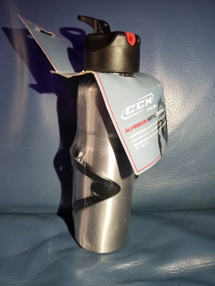 CCM Cycling Aluminum Water Bottle + Mount – Brand New - photo 2