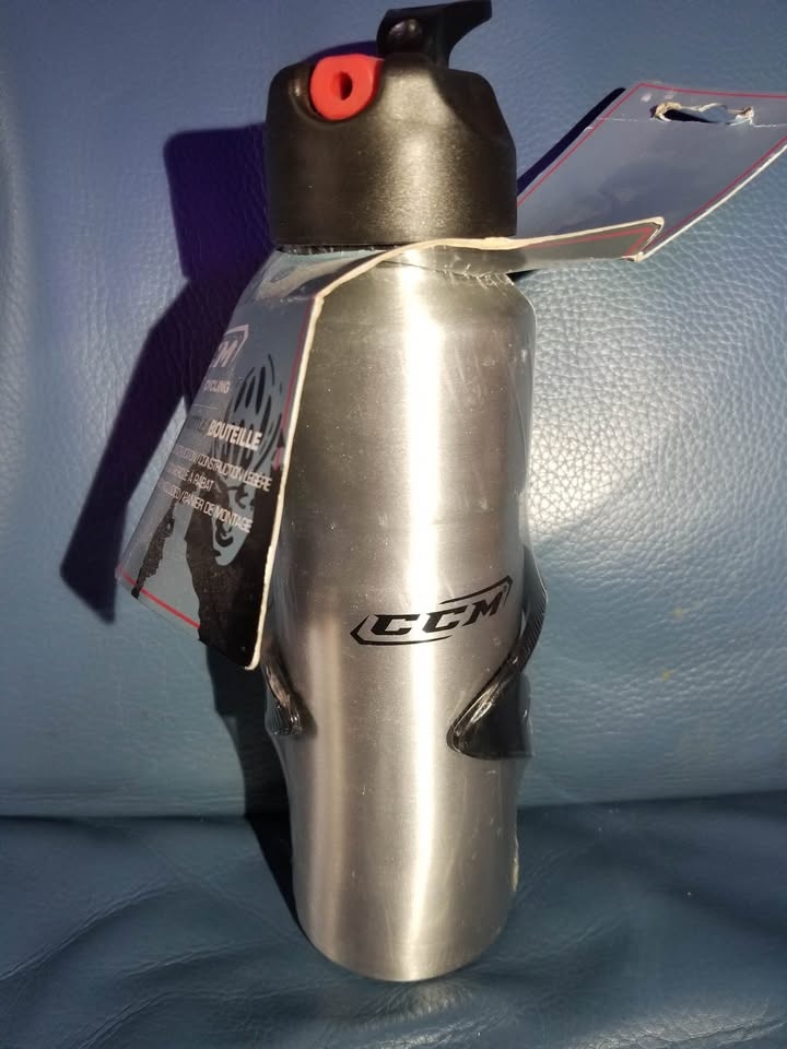 CCM Cycling Aluminum Water Bottle + Mount – Brand New - photo 3