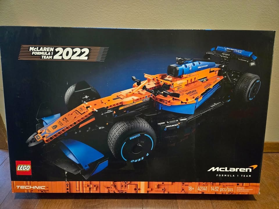 LEGO TECHNIC: McLaren Formula 1 Race Car 42141