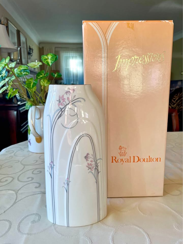 ROYAL DOULTON Carnation Cypress Vase Bone China 🎁🎄
