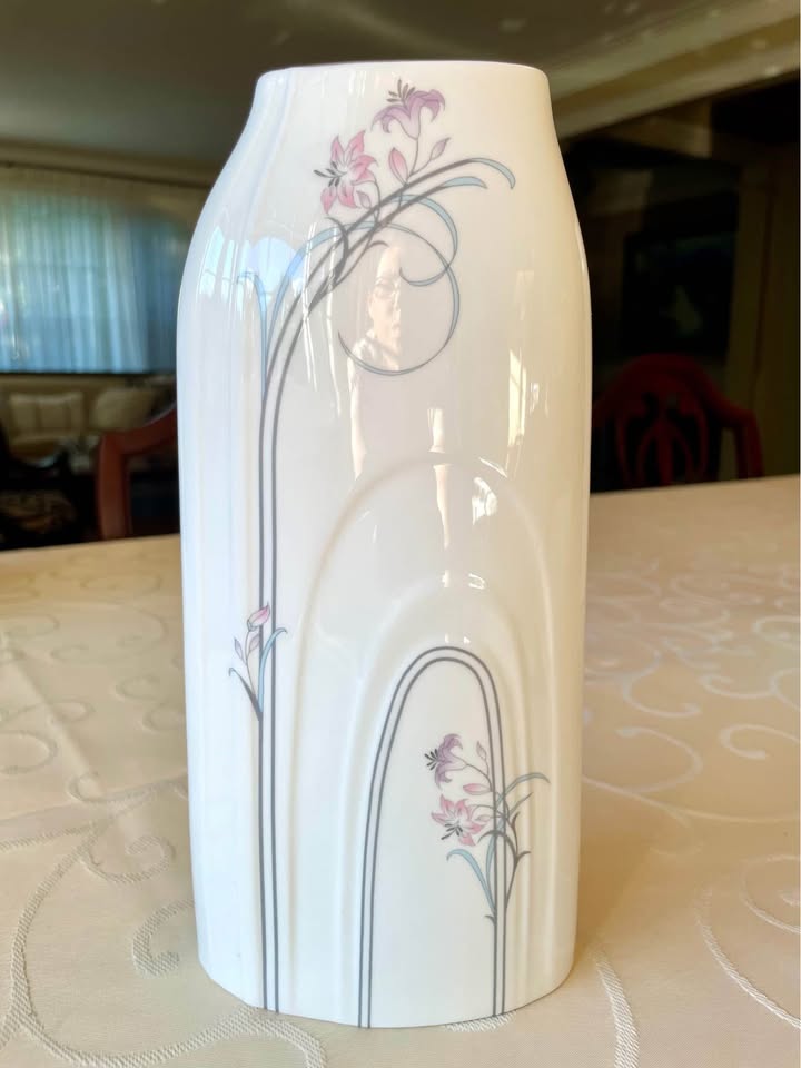 ROYAL DOULTON Carnation Cypress Vase Bone China 🎁🎄 - photo 2