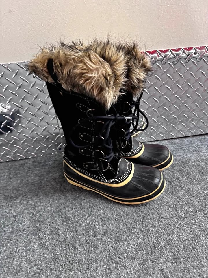 SOREL Joan of Arctic women's waterproof snow boots. Size 9