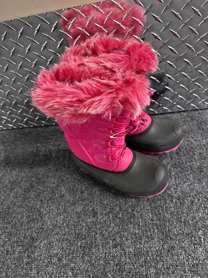 Brand New Girls size 1 pink winter boots